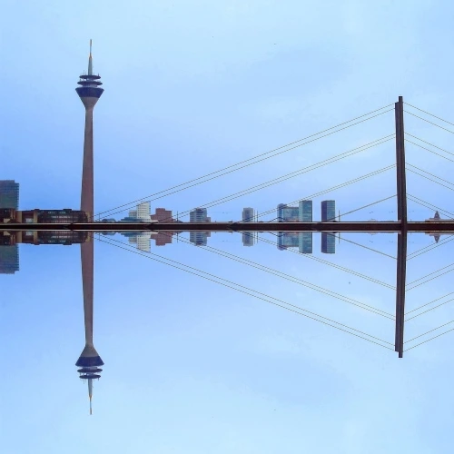 Düsseldorfer Fernsehturm mit Brückenansicht und glassklares Wasser
