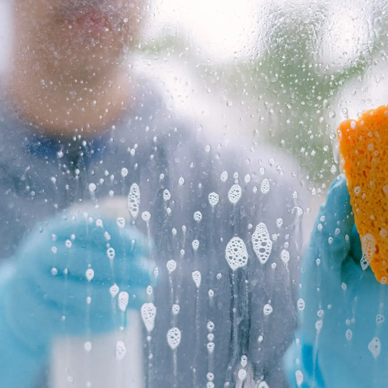 Fensterputzer reinigt Fenster und Gebäude