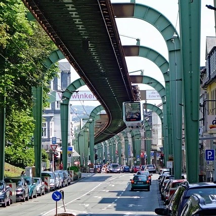 Schwebebahn in Wuppertal und Gebäudereinigung