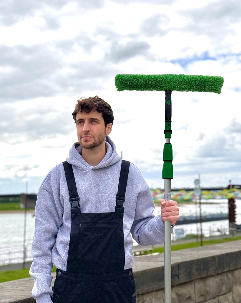 Reinigungskraft mit Fensterwischer in Düsseldorf