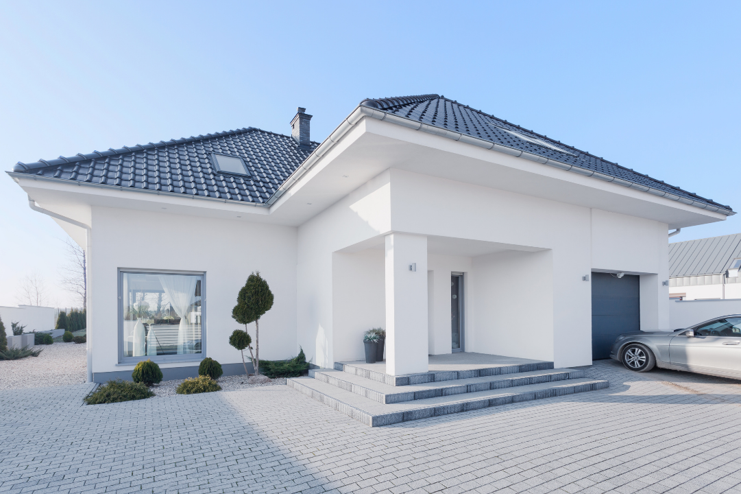 Haus mit sauberer Terrasse und Fassade